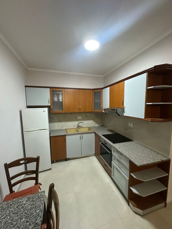 Jepet me qera apartament 2+1 me pamje deti