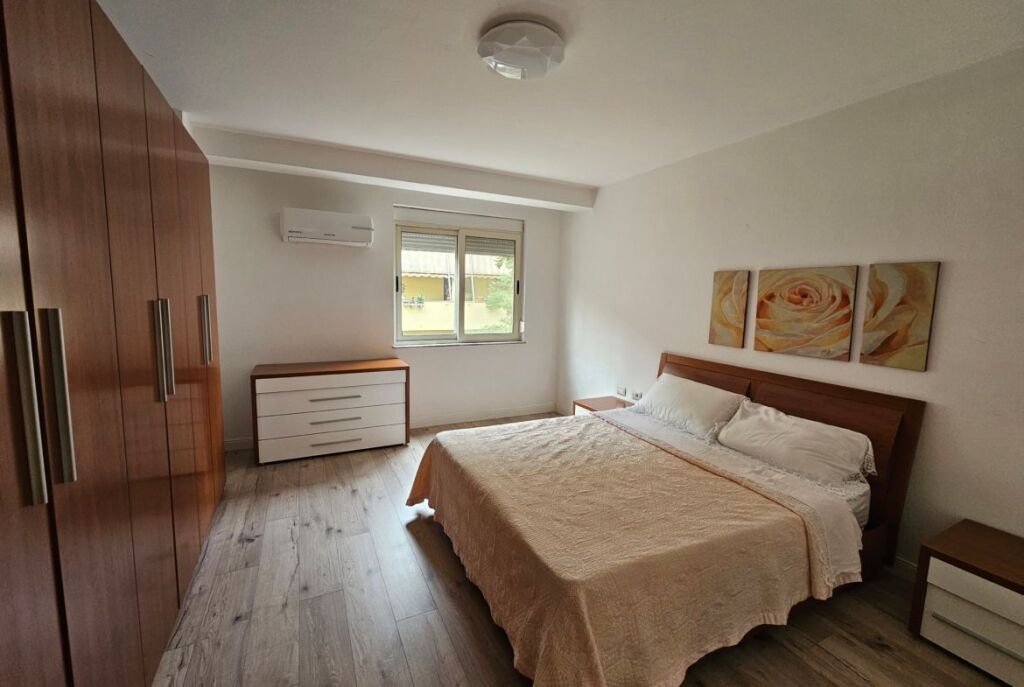 Tek Shallvaret Jepet Me Qira Apartament 2+1 I Mobiluar!