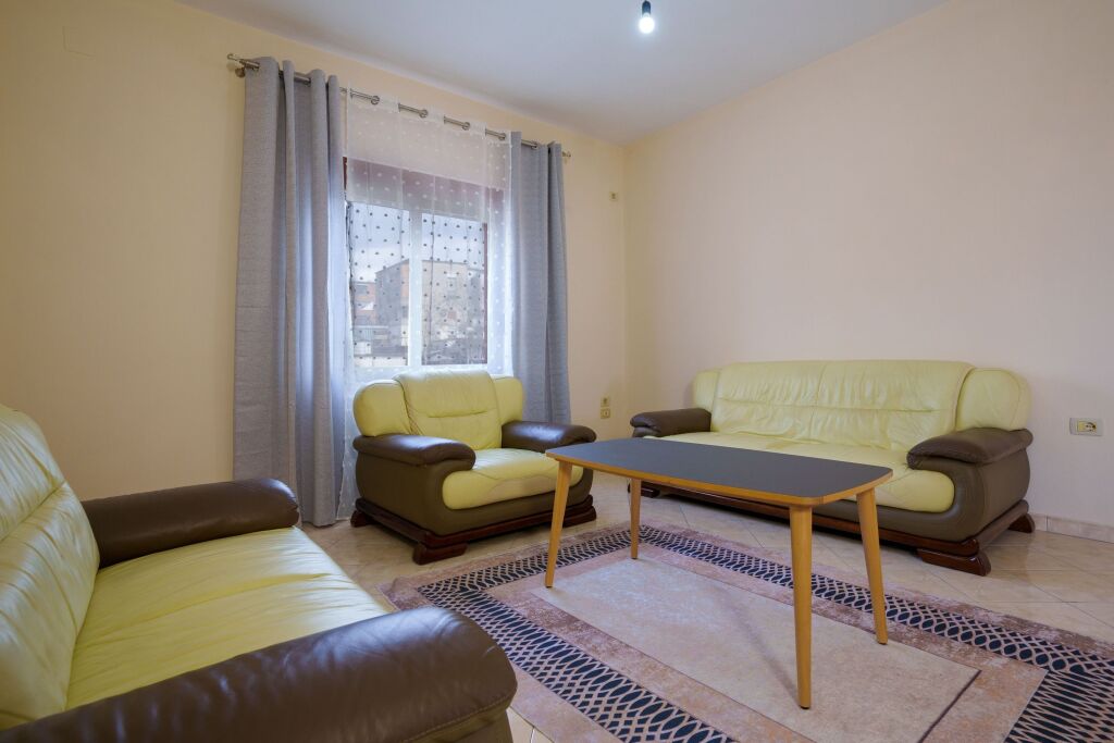 Shitet Penthouse Apartament -160 m²