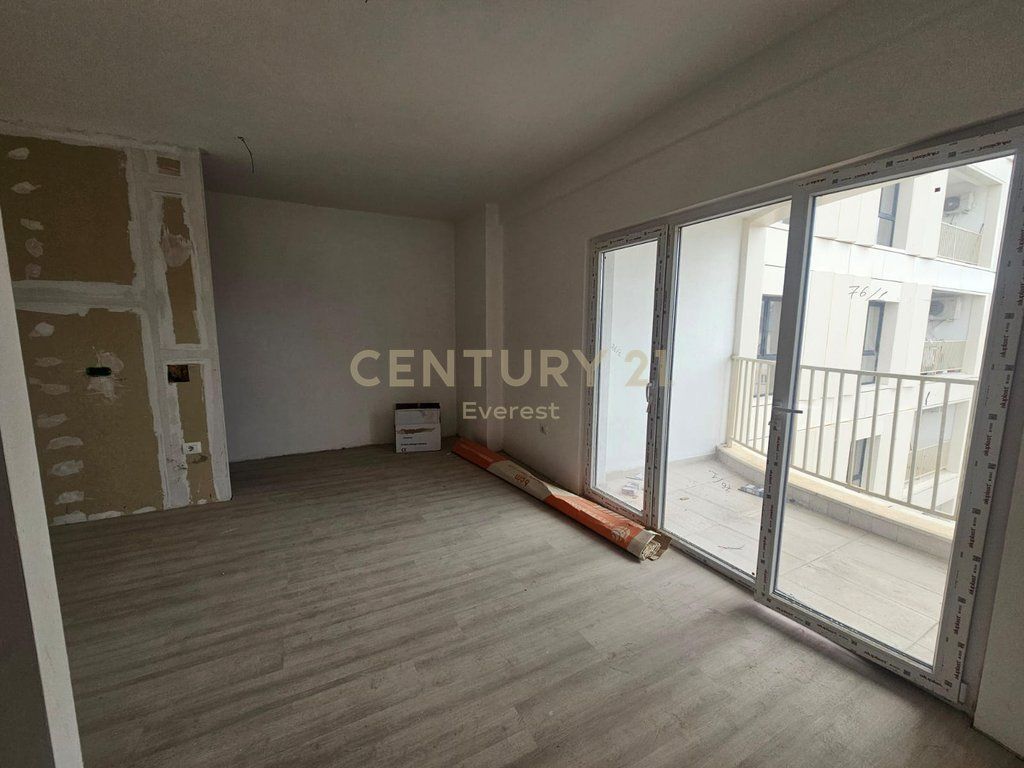 ZOGU I ZI – Shitet apartament 1+1 pranë rrethrrotullimit