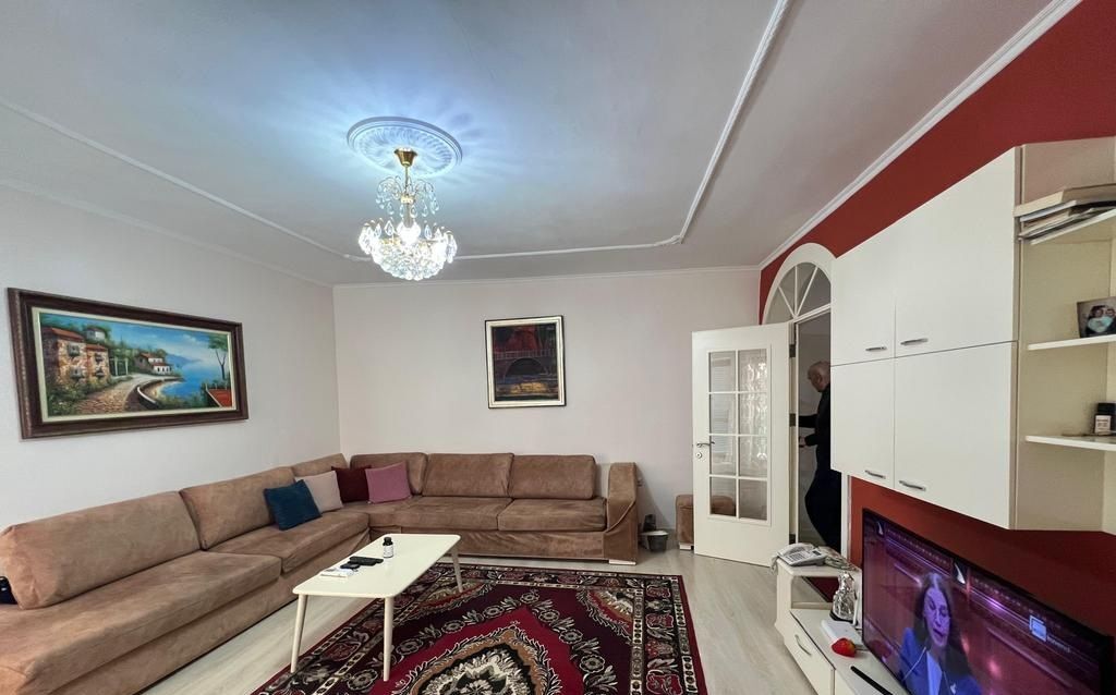 AFFITTASI APPARTAMENTO 2+1 CON CUCINA SEPARATA IN VIA KAVAJA!