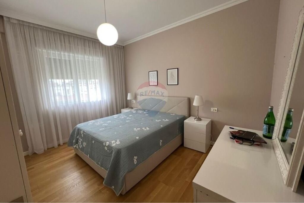 Japim Apartament 2+1 te Kopshti Botanik prane Xhamise .