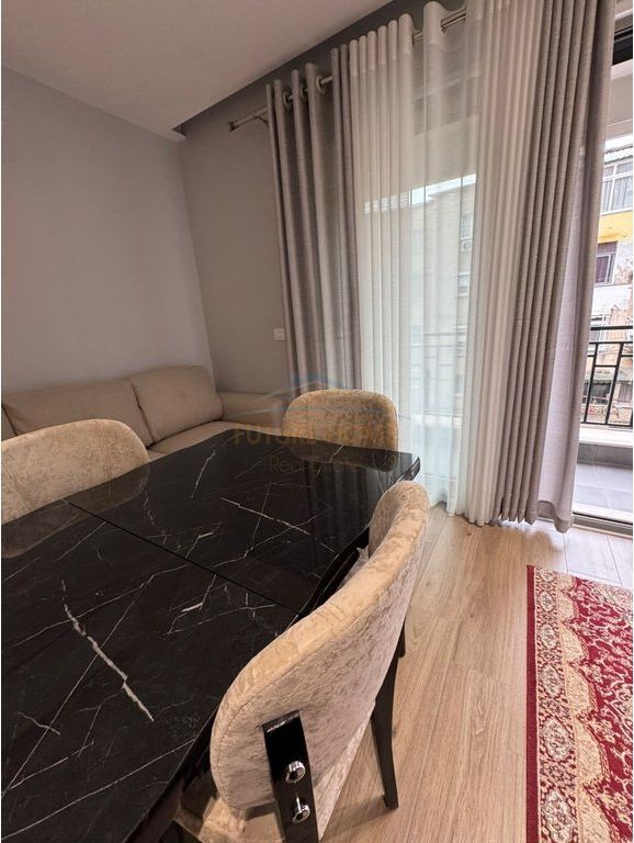 Affitto, Appartamento 2+1+Posto Auto, Scuola Rossa, Tirana 900 €