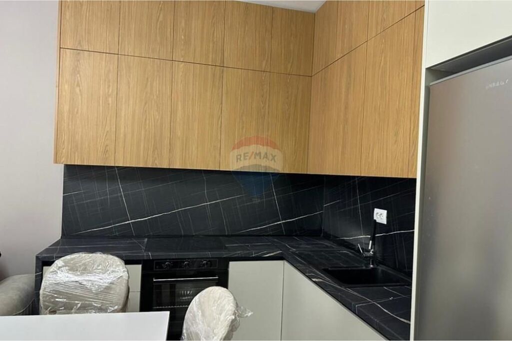 Zogu i Zi, Japim me Qira Apartament 1+1 + Post Parkimi.