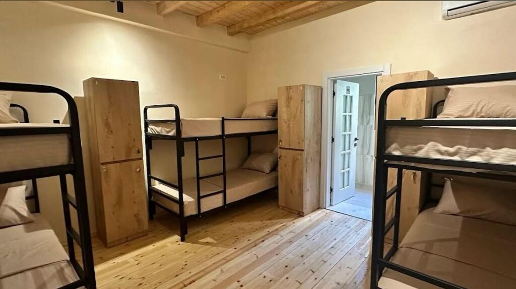 JEPET HOSTEL ME QERA 300 M2 MYSLYM SHYRI 5.000 EURO