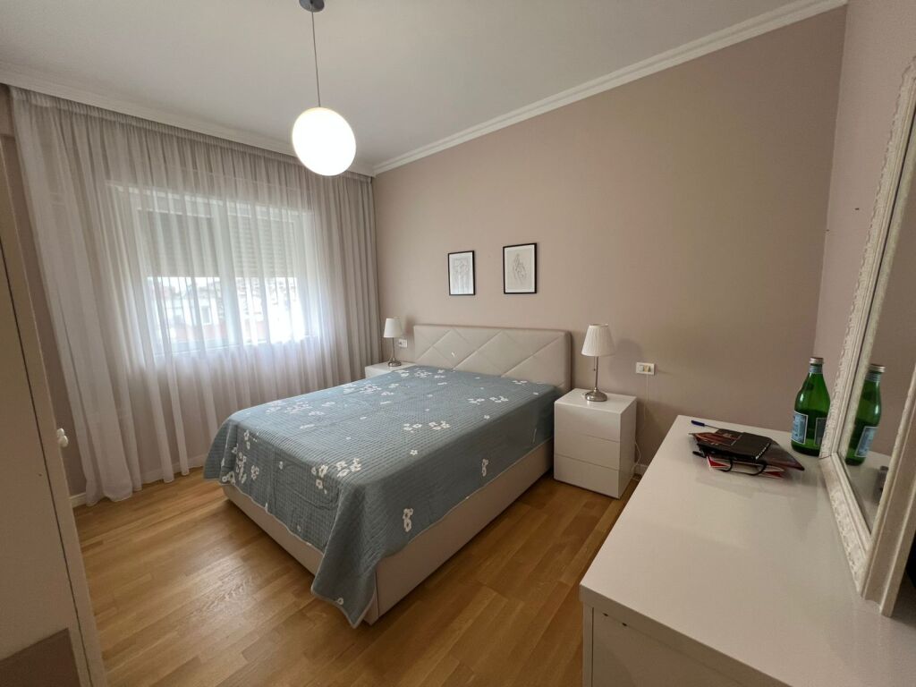 Ofrohet per qera apartament 2+1+ 2 poste parkimi kopshti botanik