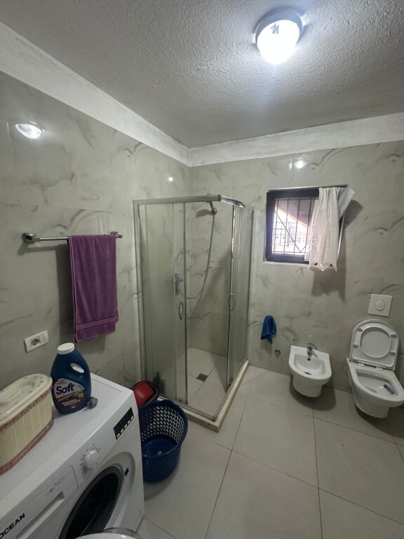 Shitet shtëpi private 1-katëshe 2+1, pranë Spitalit në Durrës