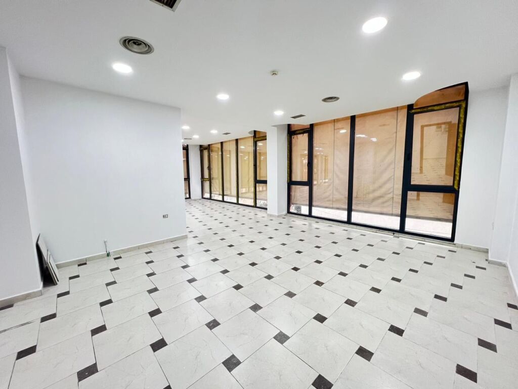 A Myslym Shyr, Locale in Affitto per Clinica a Prezzo Speciale 9.5 €/m²!