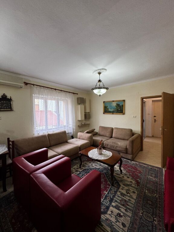 Jepet me Qira Apartament 3+2+1 📍 Pranë Shkollës “Petro Nini Luarasi” !