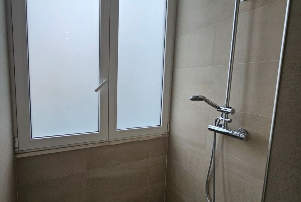 Tek Shallvaret Jepet Me Qira Apartament 2+1 I Mobiluar!