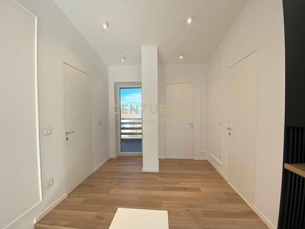 Vilë për Qira tek " Long Hill " Residence 3,000 € /Muaj