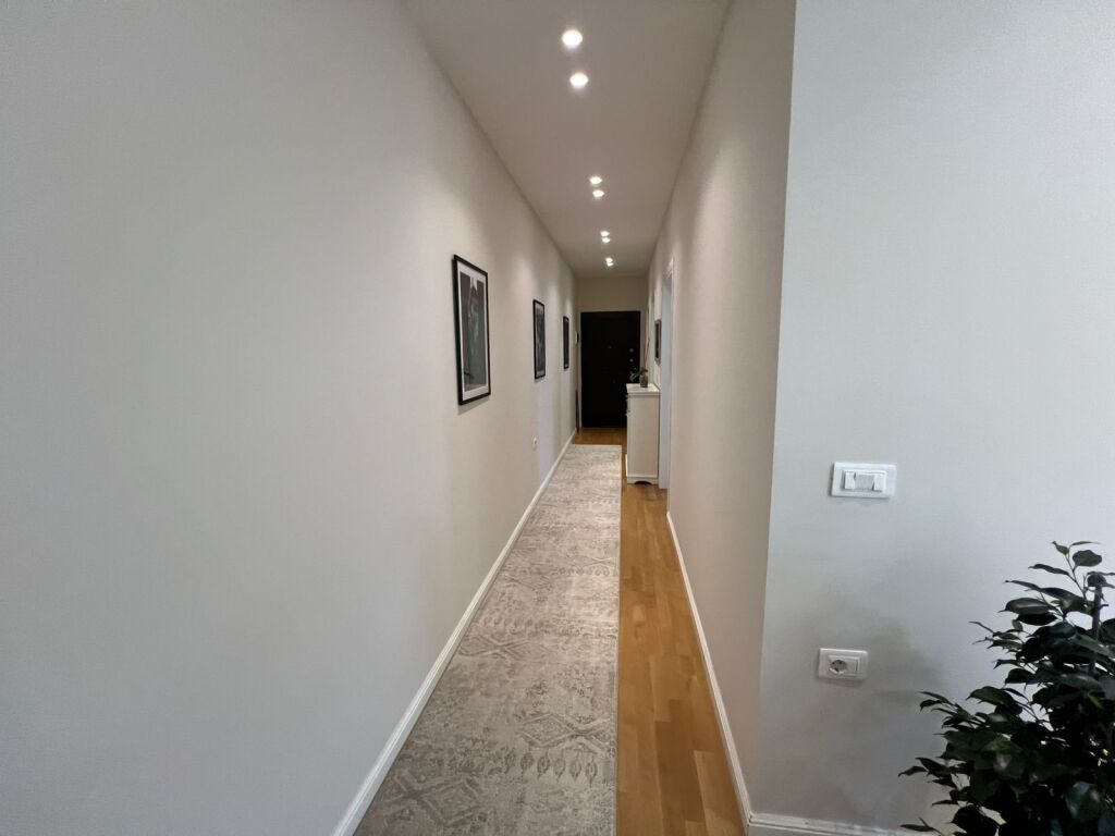 Ofrohet per qera apartament 2+1+ 2 poste parkimi kopshti botanik