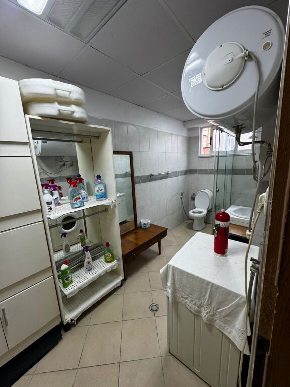 Jepet me Qira Apartament 3+2+1 📍 Pranë Shkollës “Petro Nini Luarasi” !