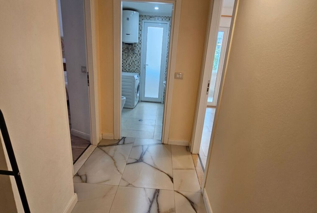 Tek Shallvaret Jepet Me Qira Apartament 2+1 I Mobiluar!