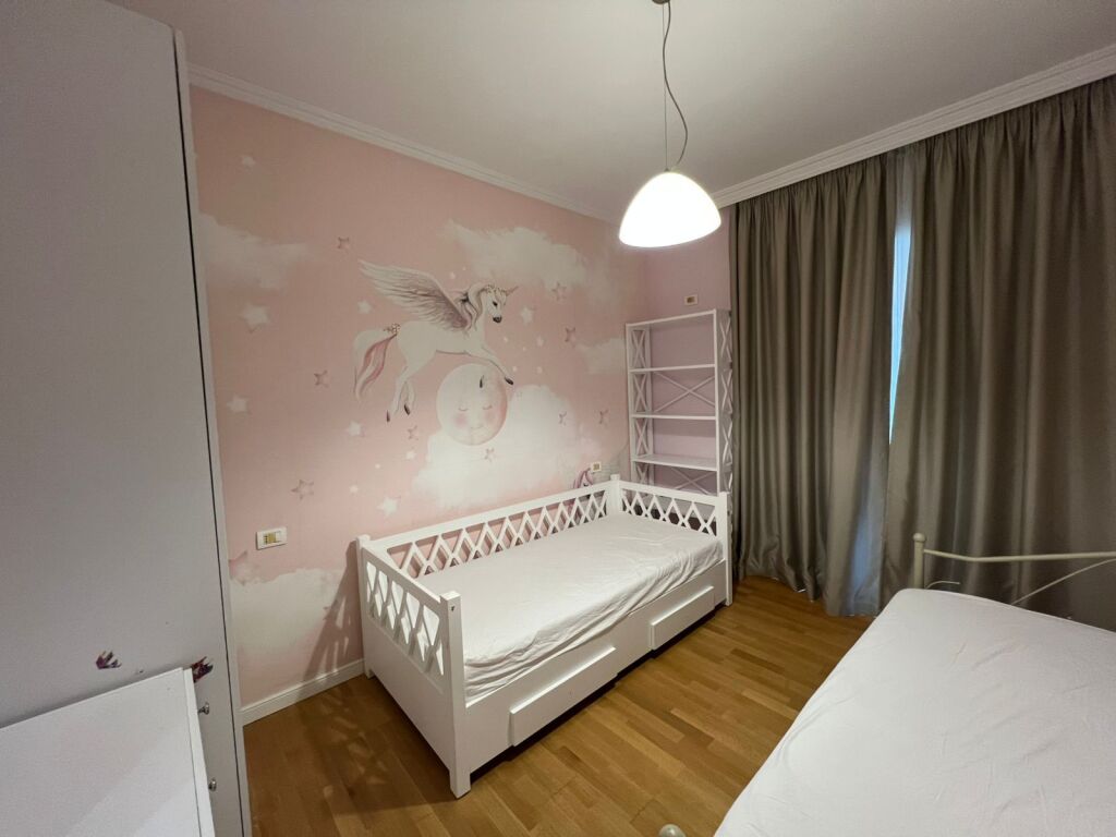 Ofrohet per qera apartament 2+1+ 2 poste parkimi kopshti botanik