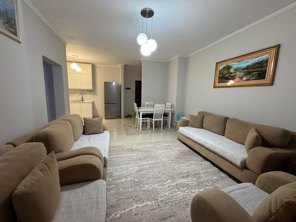 Appartamento 2+1 in affitto 📍 Kodra e Diellit, vicino a Eleonora 🏢 1° piano, edificio nuovo con ascensore 🛋️ Completamente arredato con mobili moderni 💶 Prezzo: 600 € / mese