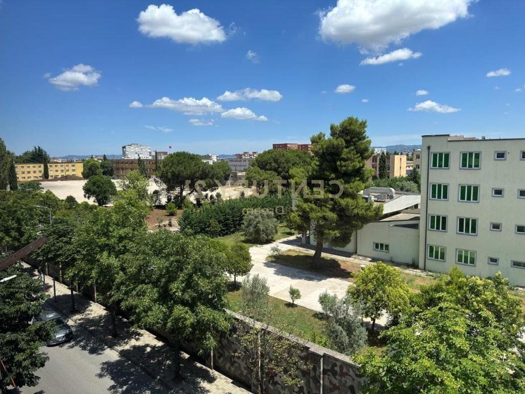 JEPET ME QERA AMBIENT KOMERCIAL TEK OXHAKU – BUZË RRUGE!