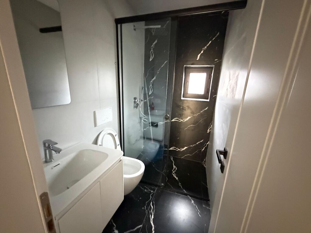 🏢 Appartamento 1+1 in vendita 📍 Zona 21 Dhjetori  📐 45 m² 🏢 5° piano (ultimo) 🏗️ Edificio esistente, senza ascensore  ✨ Ristrutturato 🆕 Non abitato ❄️ Con aria condizionata  💼 Ideale per investimento o abitazione  💶 125.000 €