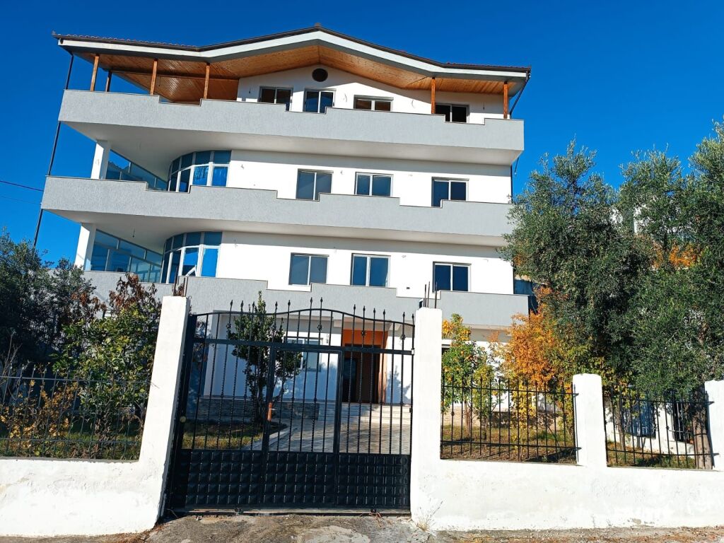 Shitet Vilë Në Tiranë