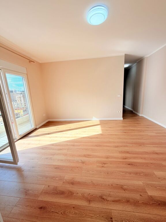 SHITET APARTAMENT 2+1 PRANË MARKATËS, DURRËS