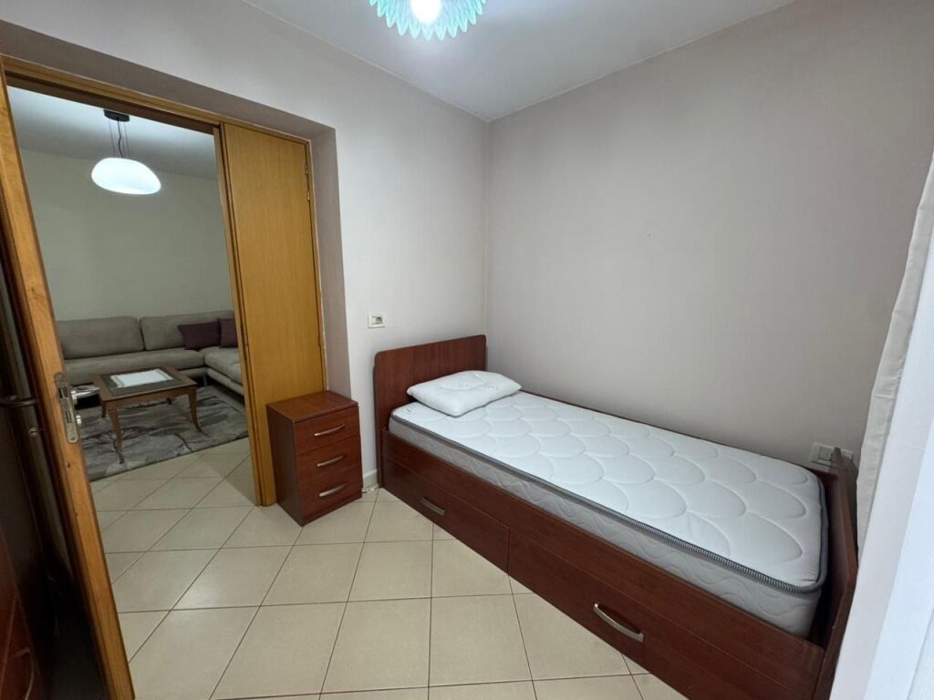 Apartament 2+1, Rruga e Durresit!