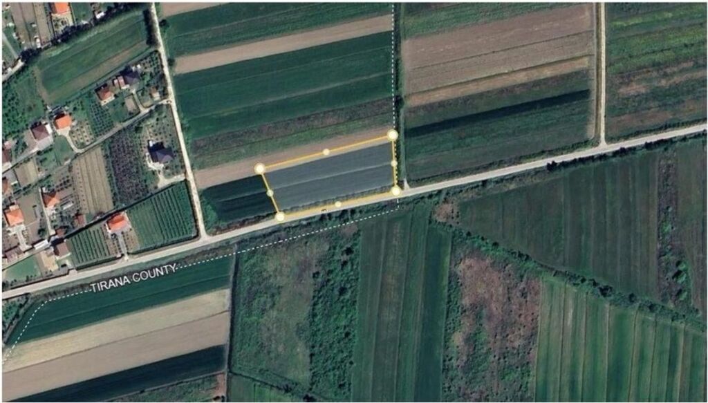 Shitet toke prane Aeroportit te Rinasit