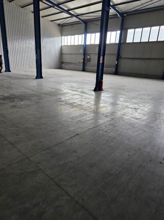 Magazinë 300m2 me Qira në Autostradën Durrës-Tiranë