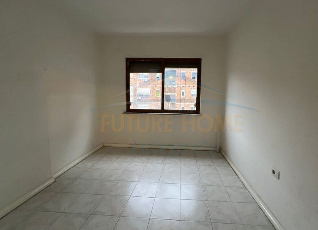 Shitet, Apartament 2+1, Ish Ekspozita, Tiranë.