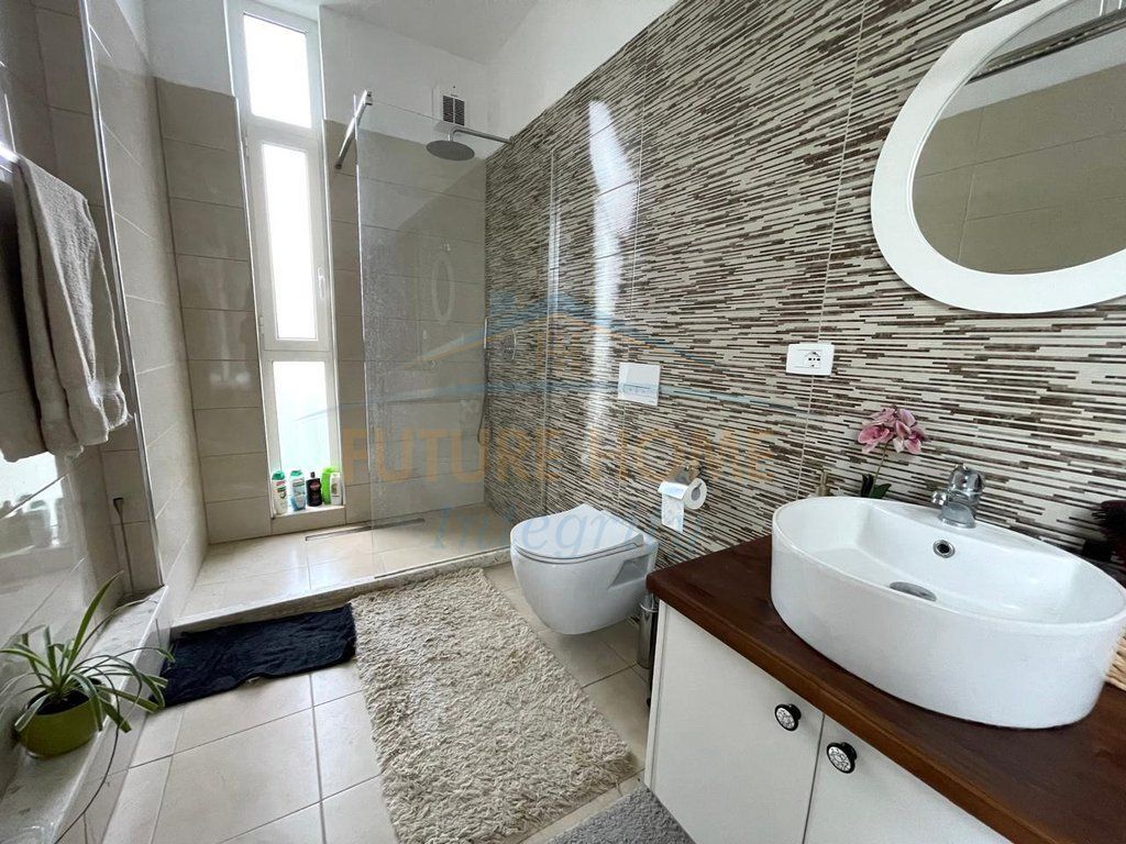 In affitto, Villa su 2 piani con piscina, Farkë, Tirana.