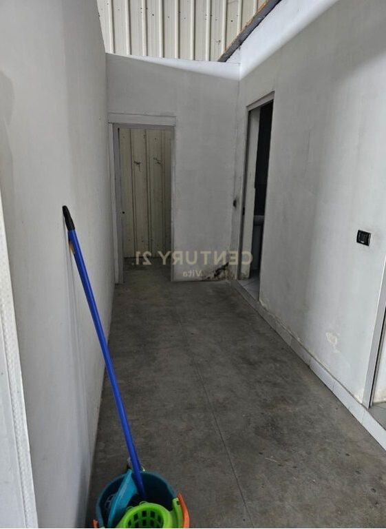 Magazinë 300m2 me Qira në Autostradën Durrës-Tiranë