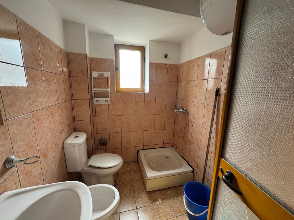 Affittasi appartamento 1+1 📍 In Via Mine Peza 🏢 Terzo piano, palazzo esistente (senza ascensore) 💶 Prezzo: 500 € / mese