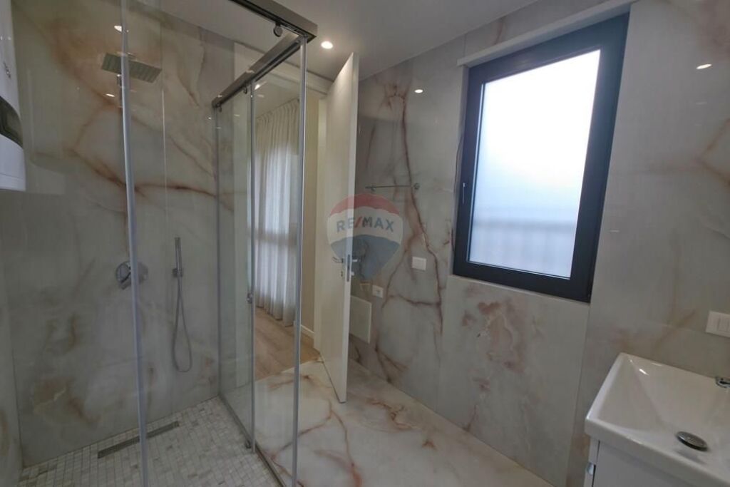 APARTAMENT 3+1+2ME OBORR+2 POSTE PARKIMI PER QIRA!