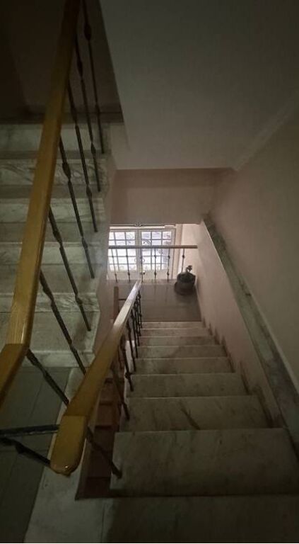 Jepet me qira vile 4 kateshe te Oxhaku, buze rruge.