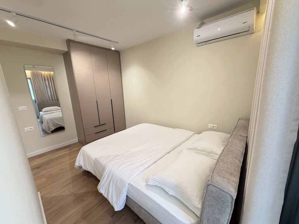 🔥 SUPER INVESTIM në 21 Dhjetori!  🏢 Shiten 2 Apartamente 1+1 (bashkë) 📍 Tek kryqëzimi i 21 Dhjetorit 🏢 Kati 5 (i fundit) – pallat ekzistues, pa ashensor 📐 65 m² në hipotekë  ✨ Totalisht të mobiluara 🆕 Të rikonstruktuara & të pabanuara 💼 Ideale për qira afatgjatë ose ditore (Airbnb)  💶 200.000 € (të dyja bashkë)  