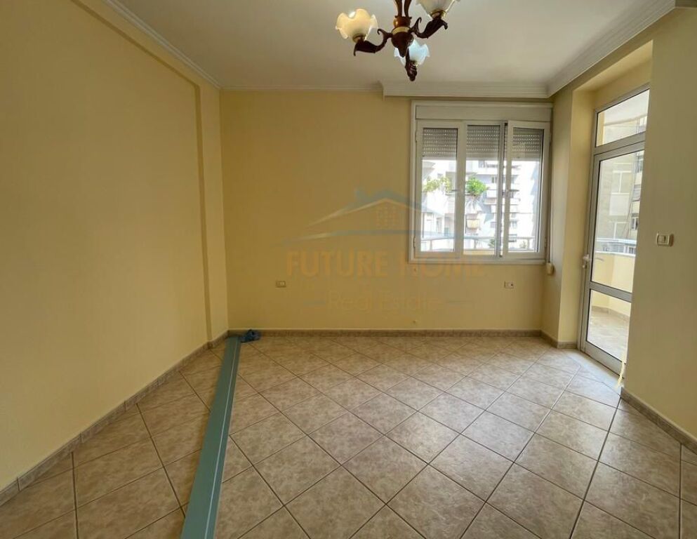 VENDESI APPARTAMENTO 2+1 VICINO AL COMUNE DI PARIGI