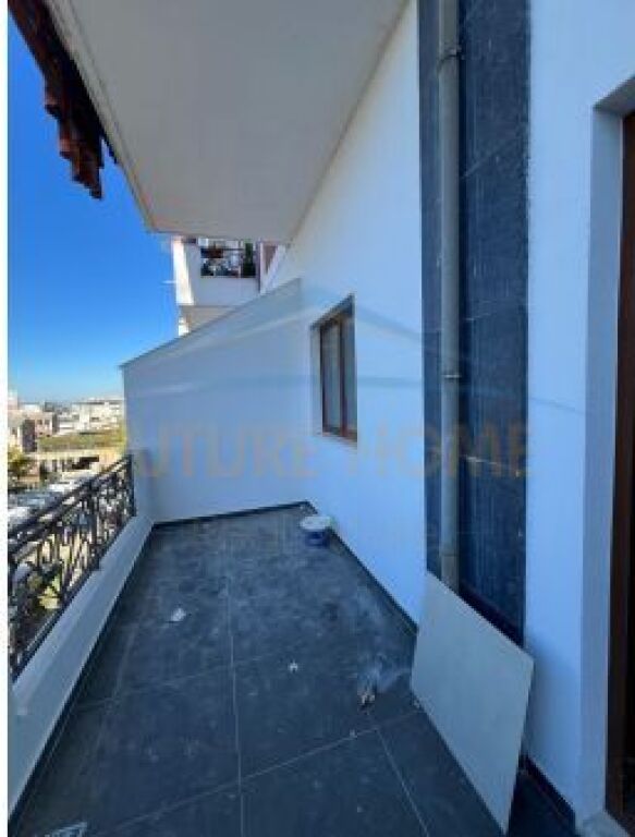 Shitet, Apartament 2+1+2, Fresku, Tiranë
