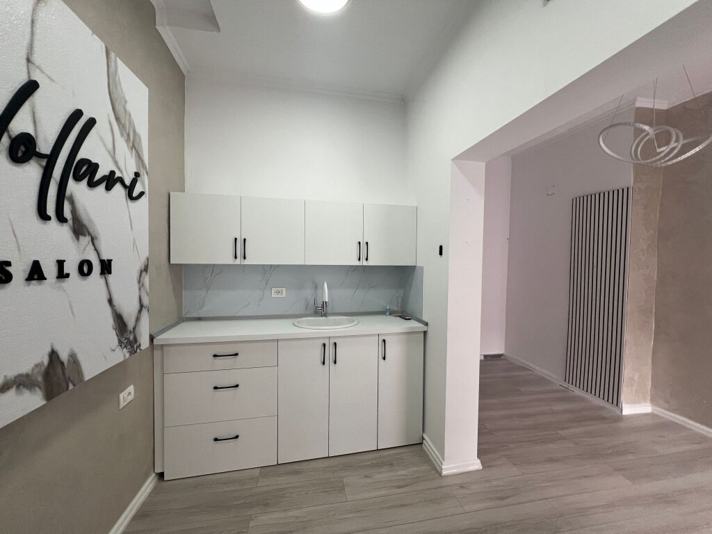 Locale in affitto presso la Scuola At Zef Pëllumbi