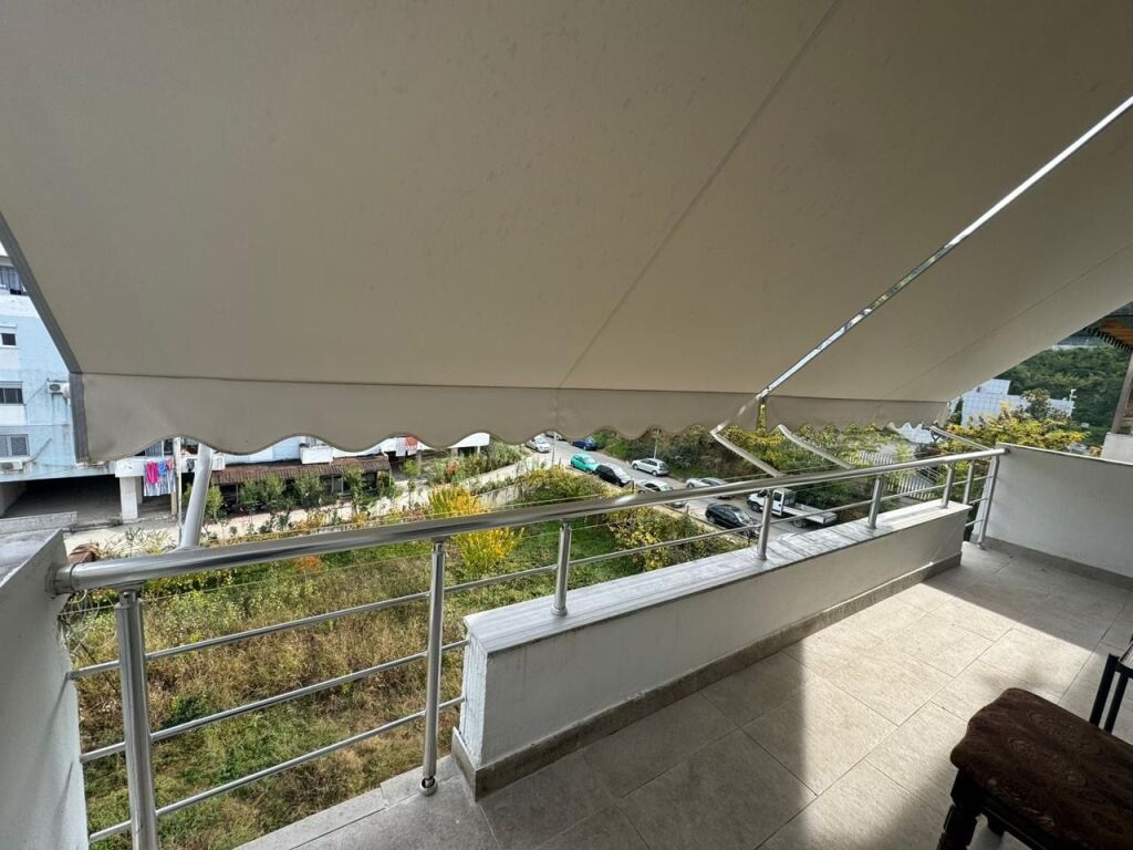 Apartament 2+1, Fresku!