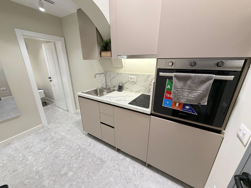 🔥 SUPER INVESTIM në 21 Dhjetori!  🏢 Shiten 2 Apartamente 1+1 (bashkë) 📍 Tek kryqëzimi i 21 Dhjetorit 🏢 Kati 5 (i fundit) – pallat ekzistues, pa ashensor 📐 65 m² në hipotekë  ✨ Totalisht të mobiluara 🆕 Të rikonstruktuara & të pabanuara 💼 Ideale për qira afatgjatë ose ditore (Airbnb)  💶 200.000 € (të dyja bashkë)  