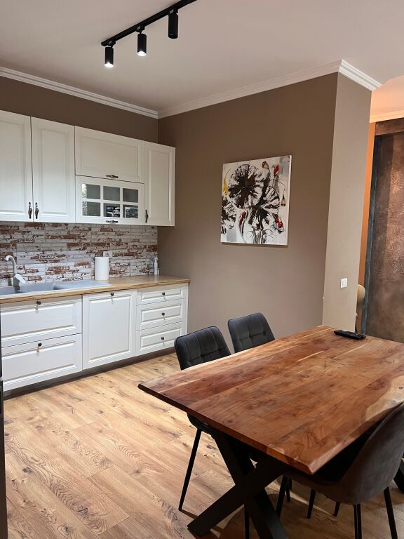 Shitet apartament tek kopështi botanik