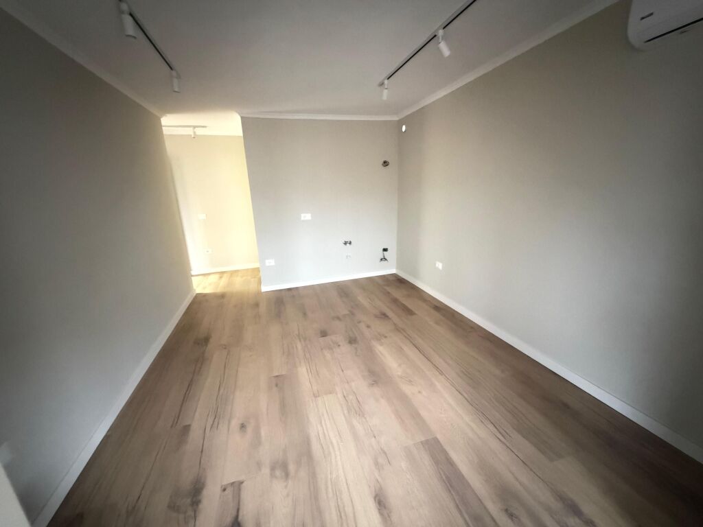 🏢 Appartamento 1+1 in vendita 📍 Zona 21 Dhjetori  📐 45 m² 🏢 5° piano (ultimo) 🏗️ Edificio esistente, senza ascensore  ✨ Ristrutturato 🆕 Non abitato ❄️ Con aria condizionata  💼 Ideale per investimento o abitazione  💶 125.000 €