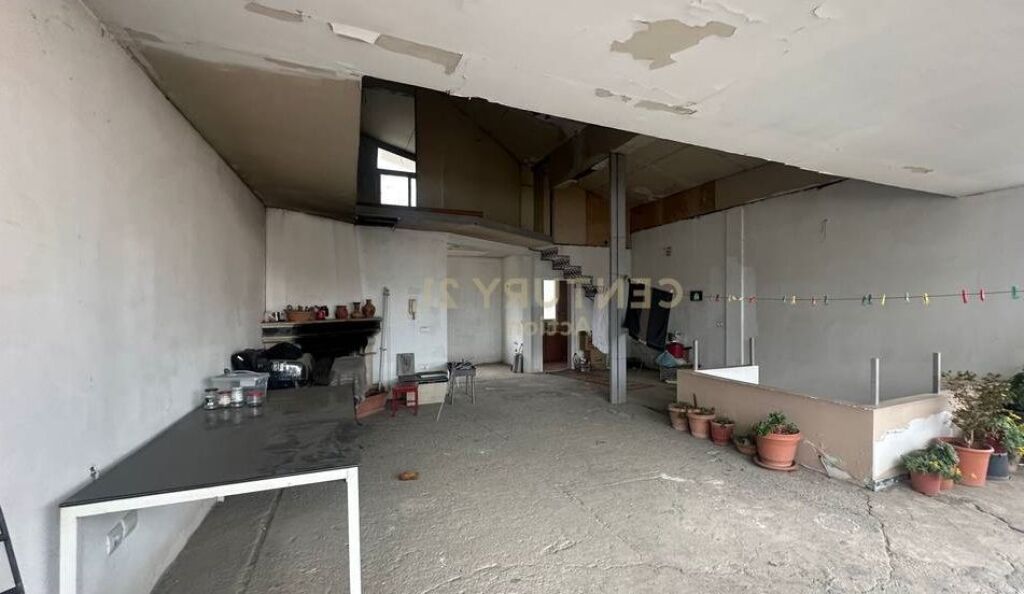 Jepet me qira vile 4 kateshe te Oxhaku, buze rruge.