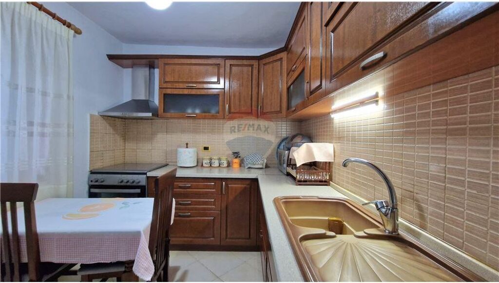 Shtëpi Private – Për Shitje – Rruga Enver Jaho, Vlorë