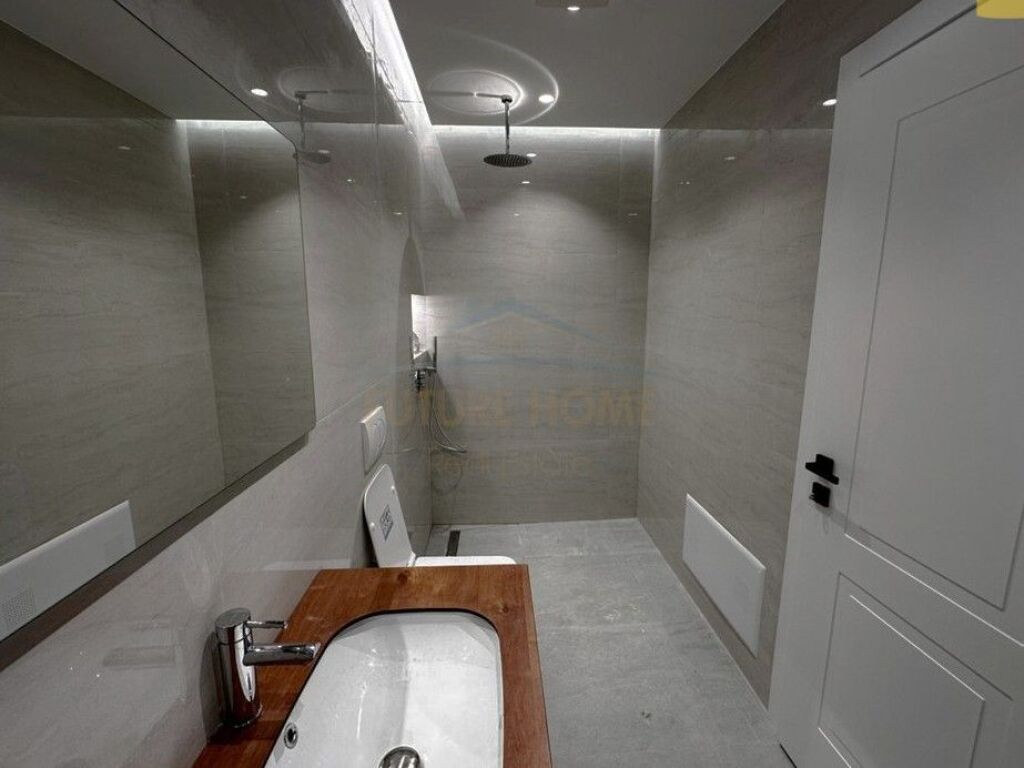 Shitet, Apartament 2+1+2, Komuna e Parisit, Tirane