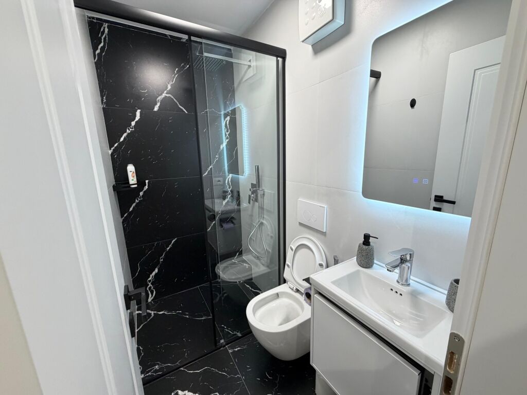 🔥 SUPER INVESTIM në 21 Dhjetori!  🏢 Shiten 2 Apartamente 1+1 (bashkë) 📍 Tek kryqëzimi i 21 Dhjetorit 🏢 Kati 5 (i fundit) – pallat ekzistues, pa ashensor 📐 65 m² në hipotekë  ✨ Totalisht të mobiluara 🆕 Të rikonstruktuara & të pabanuara 💼 Ideale për qira afatgjatë ose ditore (Airbnb)  💶 200.000 € (të dyja bashkë)  