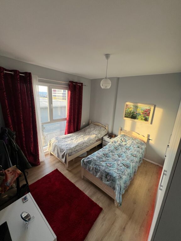 Shitet Ap. 2+1 i mobiluar te Univers City!