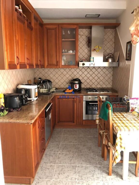 SHITET DUPLEX 235M2 "RRUGA MUHAMET GJOLLESHA, TEK KRYQËZIMI 21 DHJETOR" 400000 EURO