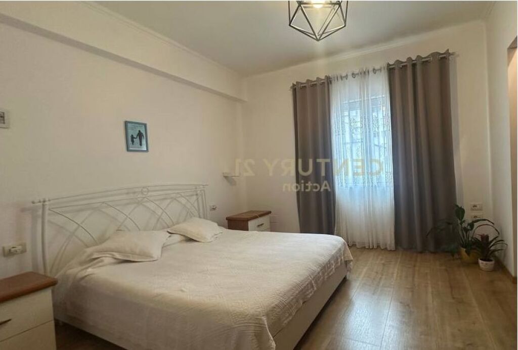 Jepet me qira vile 4 kateshe te Oxhaku, buze rruge.