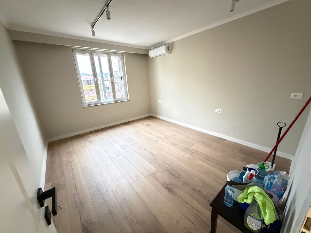 🏢 Appartamento 1+1 in vendita 📍 Zona 21 Dhjetori  📐 45 m² 🏢 5° piano (ultimo) 🏗️ Edificio esistente, senza ascensore  ✨ Ristrutturato 🆕 Non abitato ❄️ Con aria condizionata  💼 Ideale per investimento o abitazione  💶 125.000 €