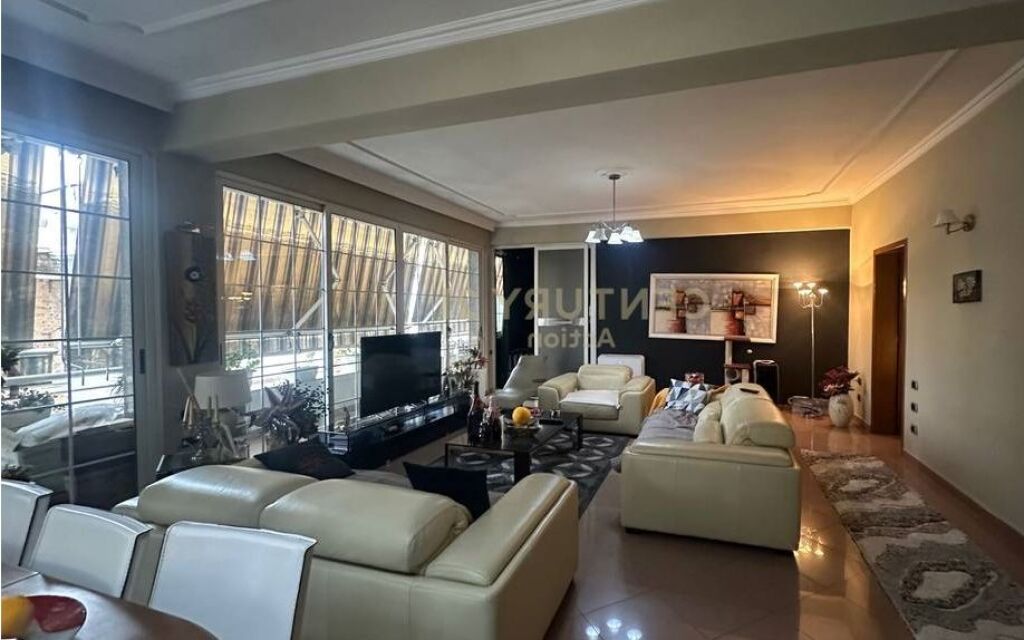 Jepet me qira vile 4 kateshe te Oxhaku, buze rruge.